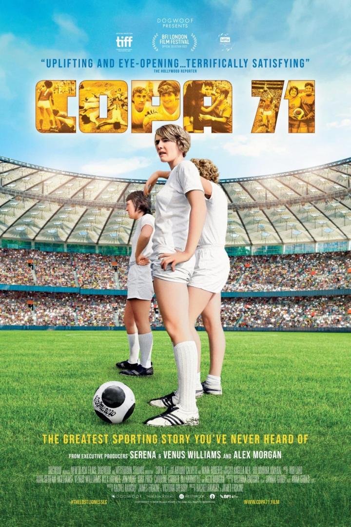 Das Filmplakat zu „Copa 71“ zeigt drei Fußballspielerinnen vor einem Stadion.