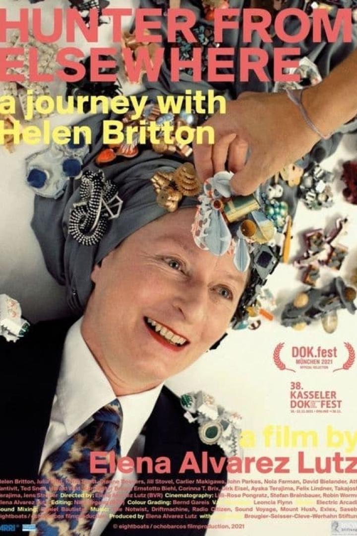 Das Filmplakat für „Hunter from Elsewhere: A Journey with Helen Britton“ zeigt Helen Britton mit Schmuck auf dem Kopf.