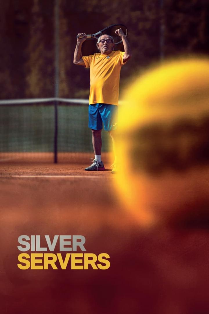 Ein älterer Mann mit Brille jubelt mit einem Tennisschläger auf einem Tennisplatz.