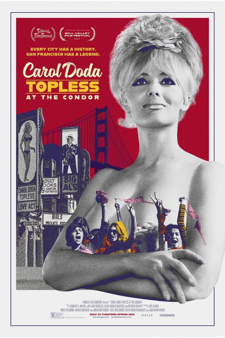Das Filmplakat für „Carol Doda Topless at the Condor“ zeigt die Künstlerin und Protestierende vor der Golden Gate Bridge.