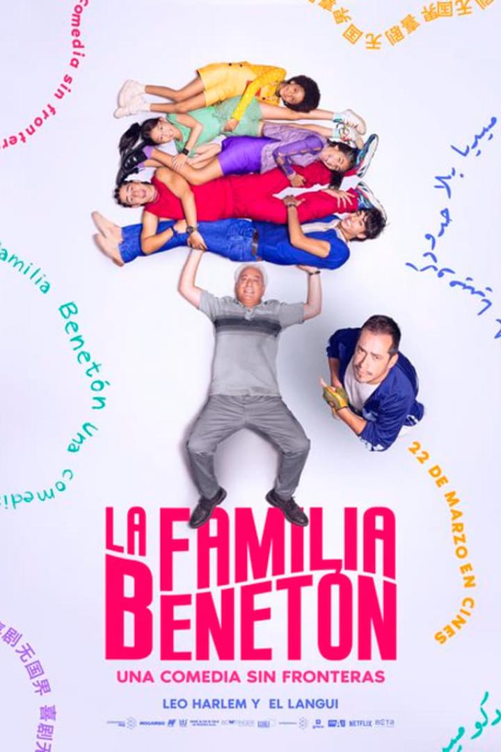 Das Filmplakat für „La Familia Benetón“ zeigt eine Gruppe von Menschen, die übereinanderliegen und von zwei Männern gehalten werden.