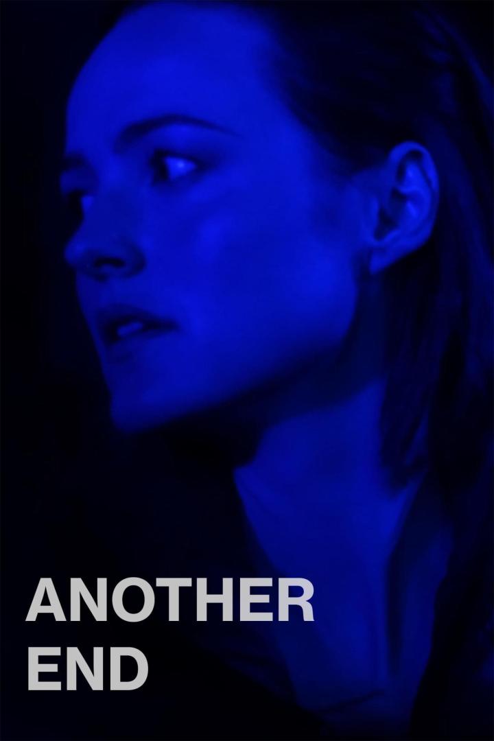 Das blau beleuchtete Gesicht einer Frau, möglicherweise ein Filmplakat für „Another End“.