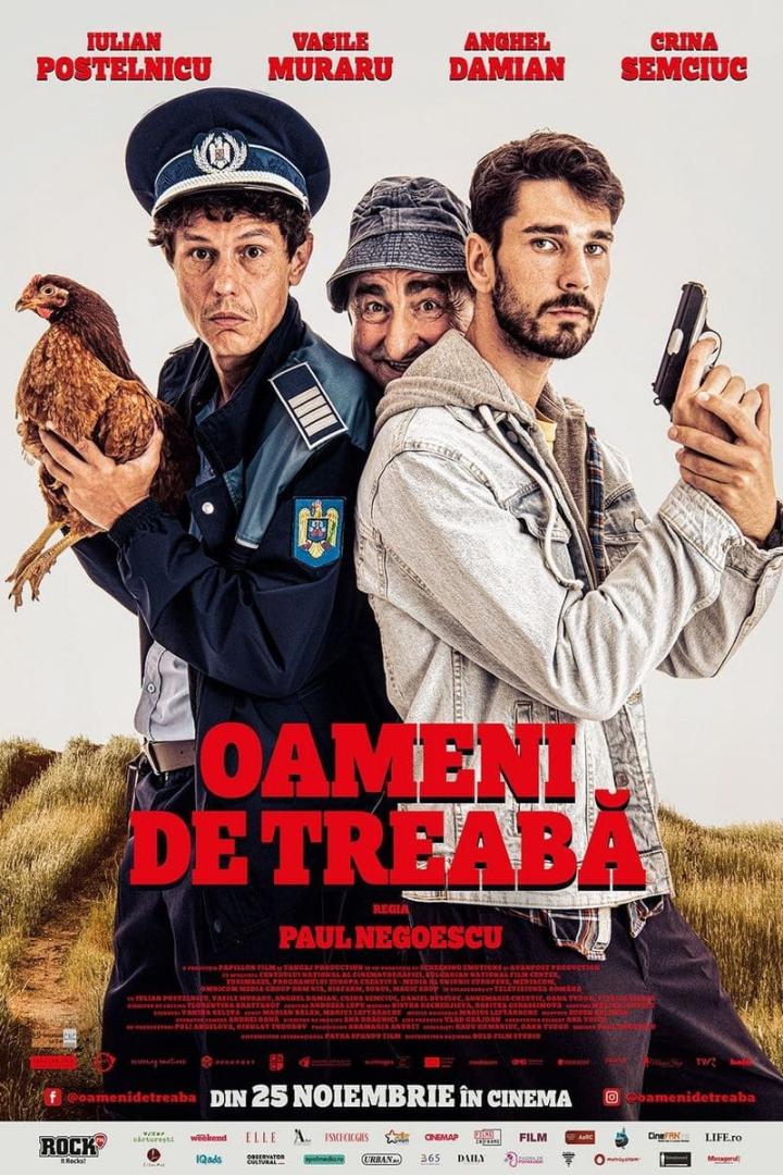 Das Filmplakat für „Oameni de Treabă“ zeigt drei Männer, einer hält ein Huhn, ein anderer eine Pistole.