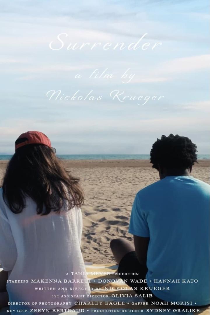 Filmplakat für „Surrender“ mit zwei Personen am Strand.