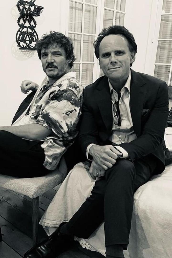 Ein Schwarzweißfoto von zwei Männern, die nebeneinander sitzen.