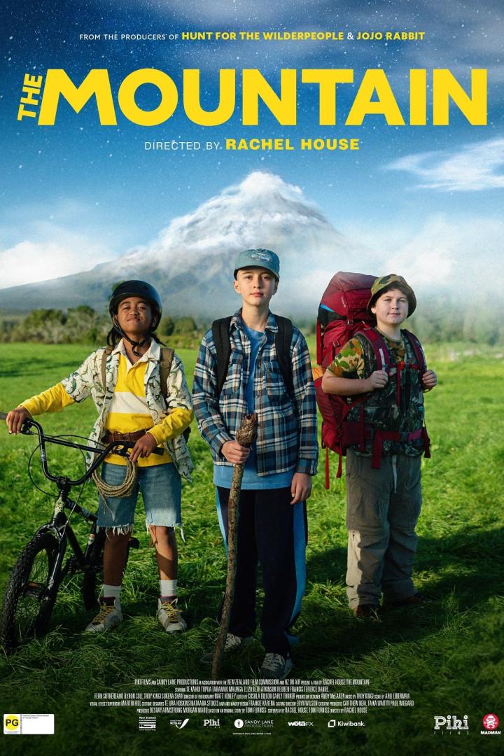 Drei Kinder stehen vor dem Berg Taranaki auf dem Filmplakat zu „The Mountain“.