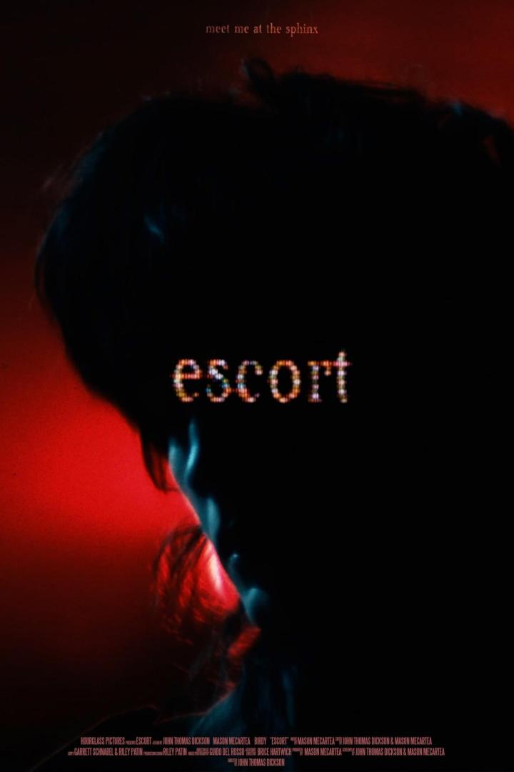 Das Filmplakat für „Escort“ zeigt eine dunkle Silhouette vor einem roten Hintergrund.