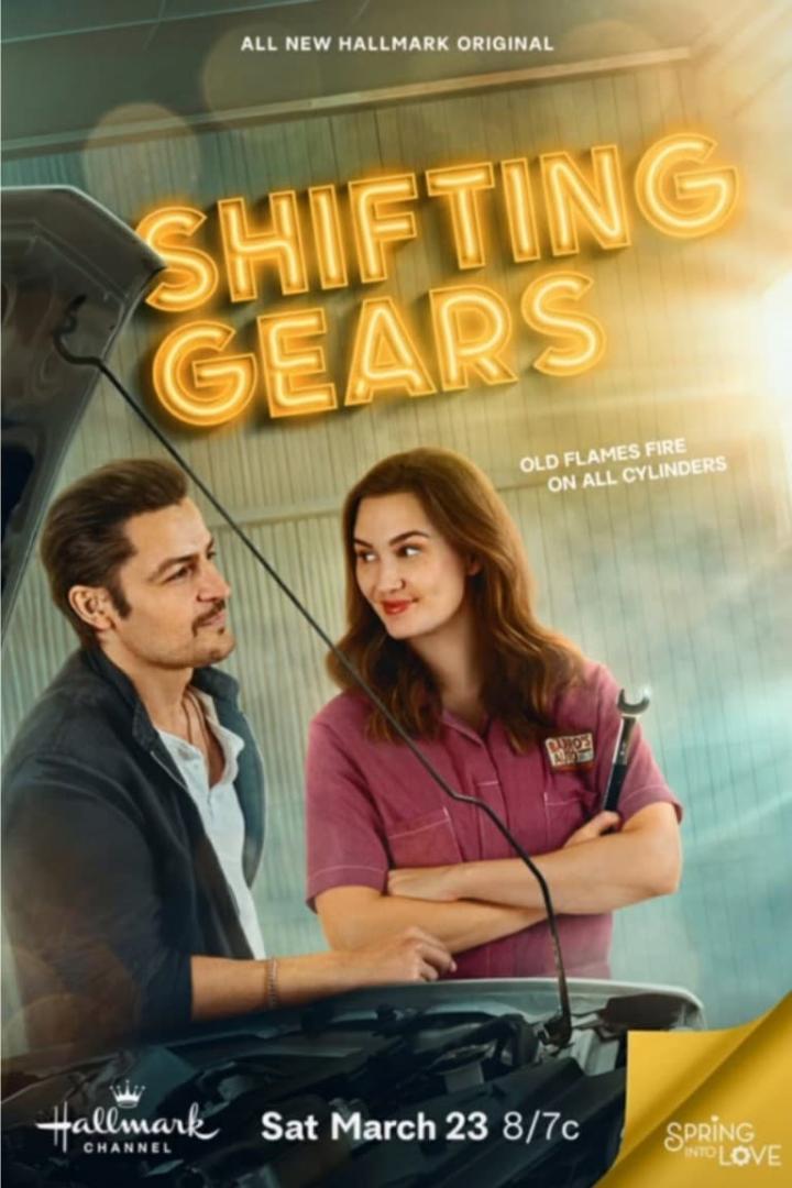 Das Filmplakat für „Shifting Gears“ zeigt eine Frau und einen Mann vor einem geöffneten Motorraum.