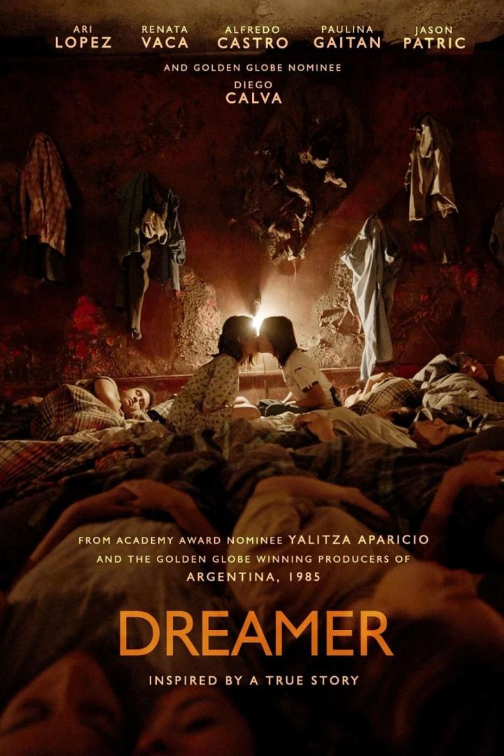 Das Filmplakat für „Dreamer“ zeigt zwei sich küssende Personen, umgeben von schlafenden Menschen.