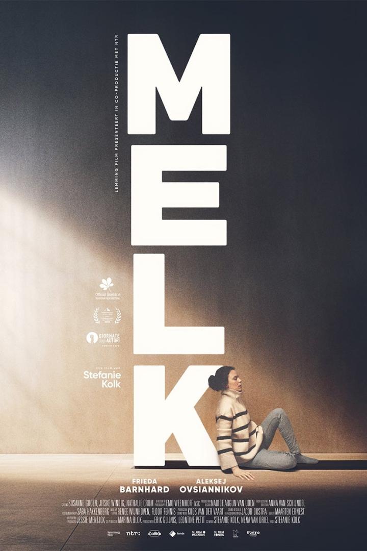 Das Filmplakat für „Melk“ zeigt eine Frau, die vor dem Titel des Films sitzt.