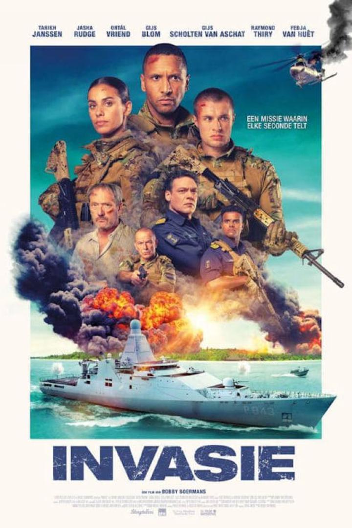 Das Filmplakat für „Invasie“ zeigt eine Gruppe Soldaten und ein Kriegsschiff vor Explosionen.