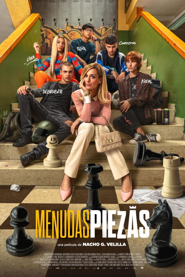 Das Filmplakat zu „Menudas Piezas“ zeigt eine Lehrerin mit Schülern auf einer Treppe, umgeben von Schachfiguren.