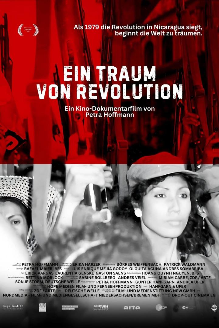 Das Filmplakat zu „Ein Traum von Revolution“ zeigt Frauen vor rotem Hintergrund.