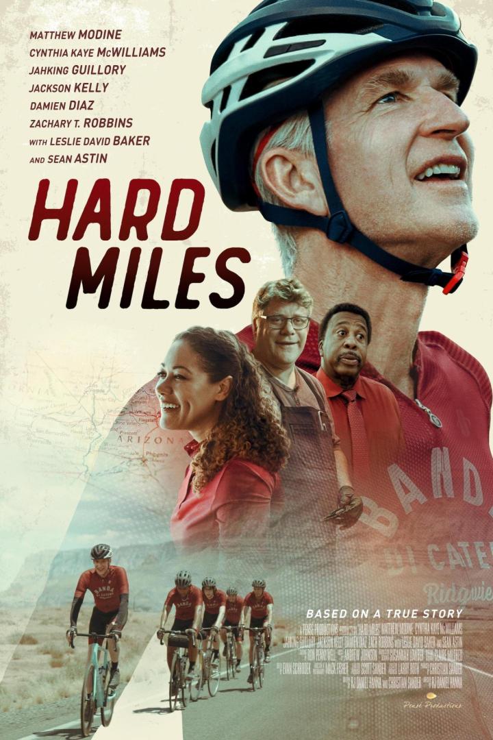 Das Filmplakat für „Hard Miles“ zeigt Matthew Modine als Radfahrer und weitere Schauspieler vor einer Arizona-Karte.