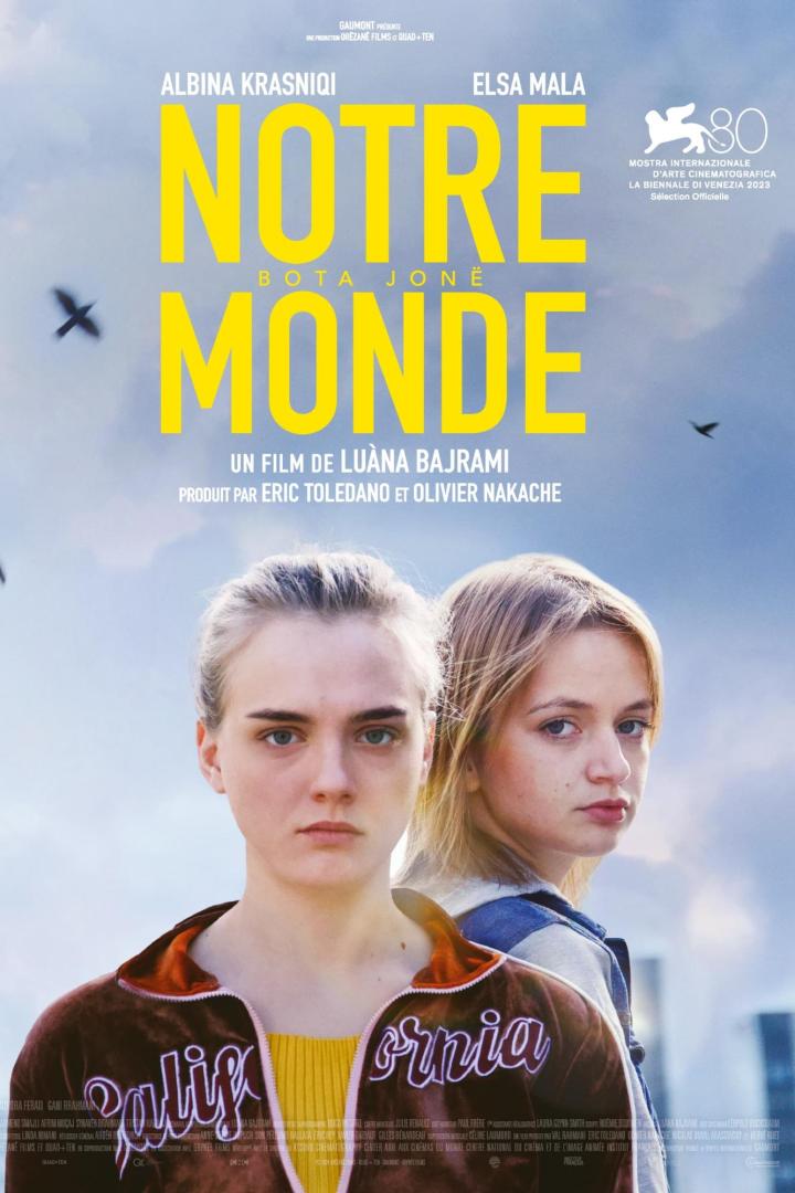 Das Filmplakat für „Notre Monde“ zeigt Albina Krasniqi und Elsa Mala vor blauem Himmel.