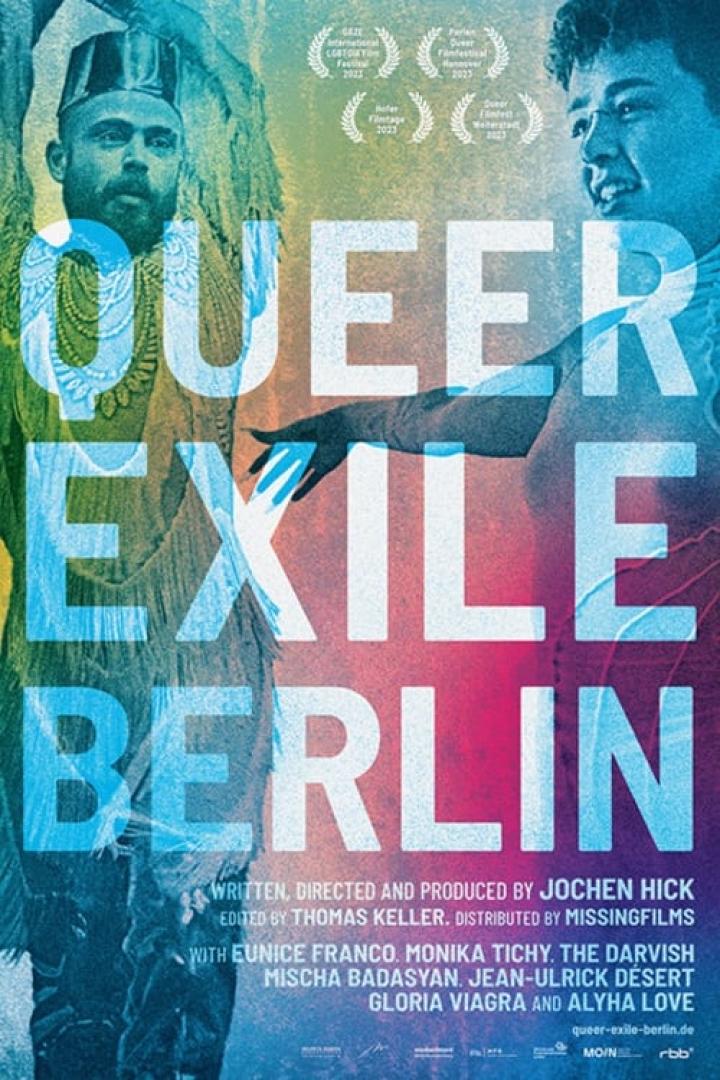 Das Filmplakat für „Queer Exile Berlin“ zeigt zwei Männer vor dem Hintergrund des Filmtitels.