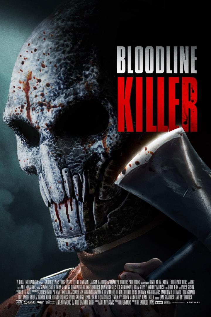 Ein blutverschmierter Totenkopf mit einer Axt auf dem Filmplakat von „Bloodline Killer“.