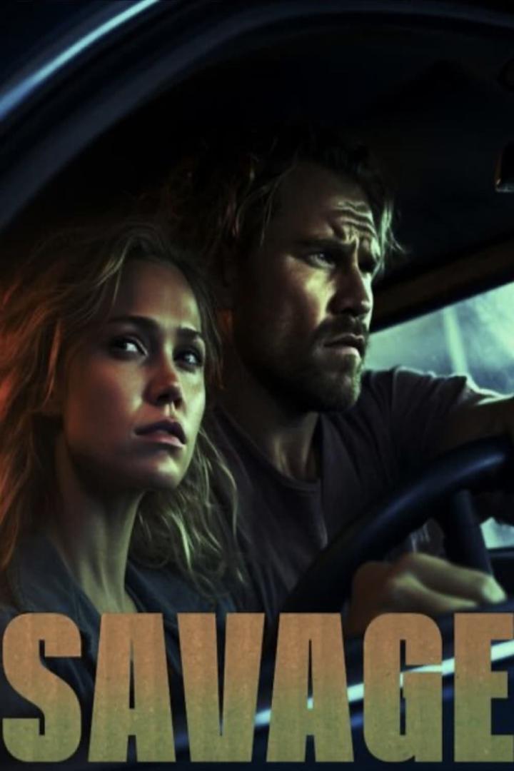 Ein Mann und eine Frau sitzen angespannt in einem Auto; Filmposter für „Savage“.