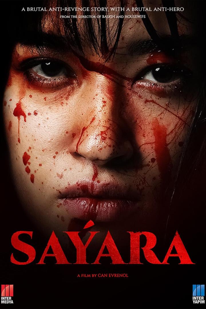 Das Filmplakat für „Sayara“ zeigt das blutverschmierte Gesicht einer Frau.