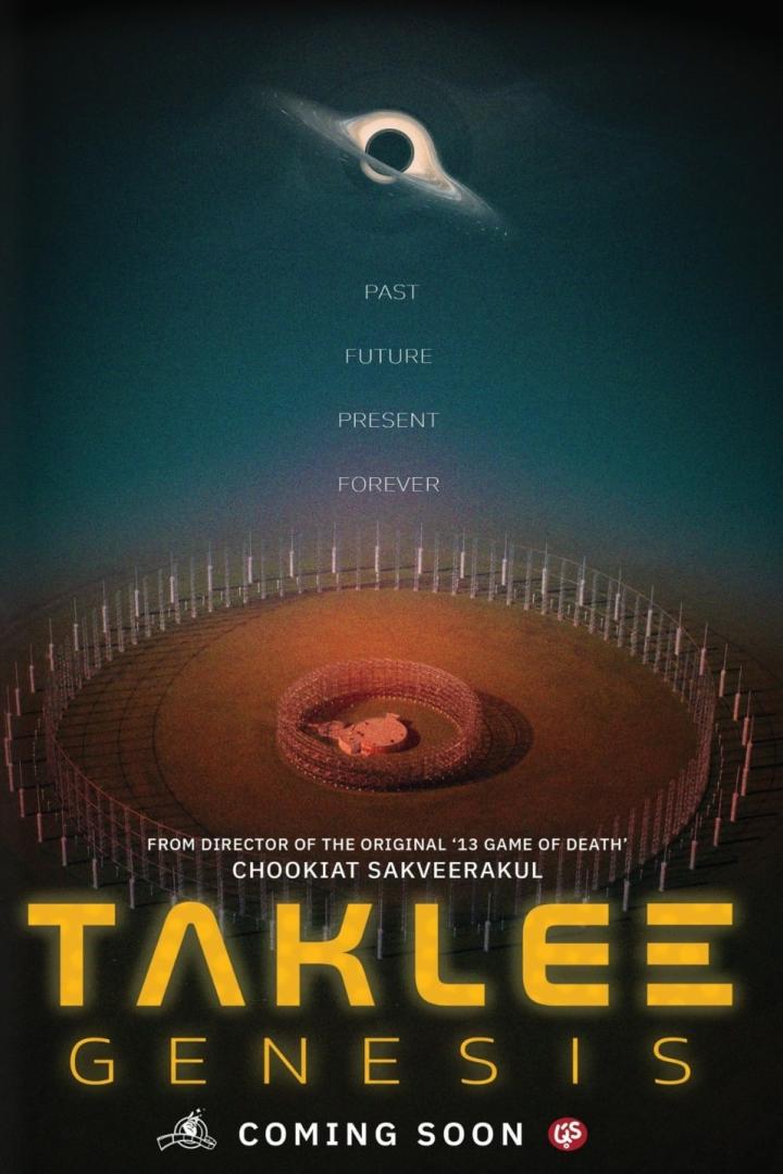 Das Filmplakat für „Taklee Genesis“ zeigt einen schwarzen Himmel mit einer Galaxie und eine Arena mit einer Person in der Mitte.