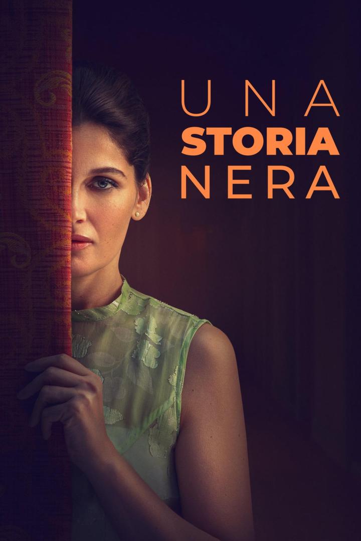 Das Filmplakat für „Una Storia Nera“ zeigt eine Frau, die hinter einem Vorhang hervorblickt.