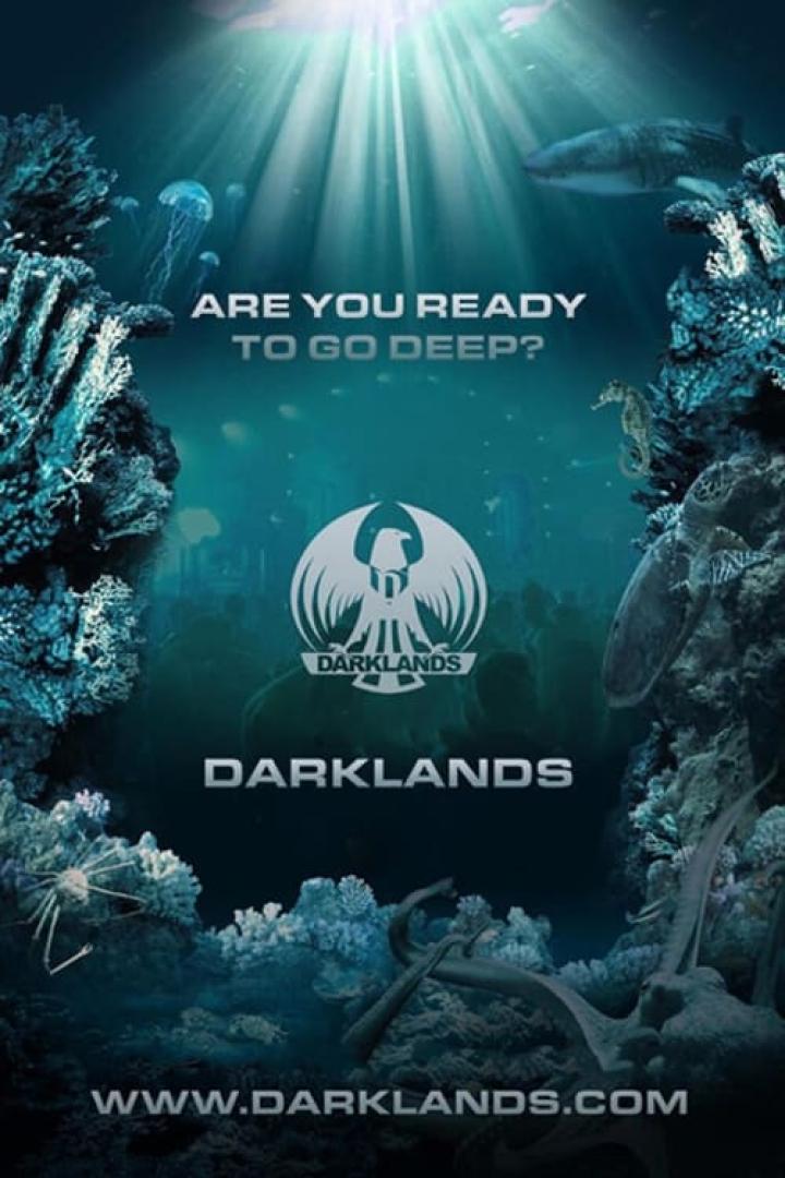 Ein Unterwasser-Werbebild für „Darklands“ mit Meeresbewohnern wie Quallen, Haien und einer Schildkröte.