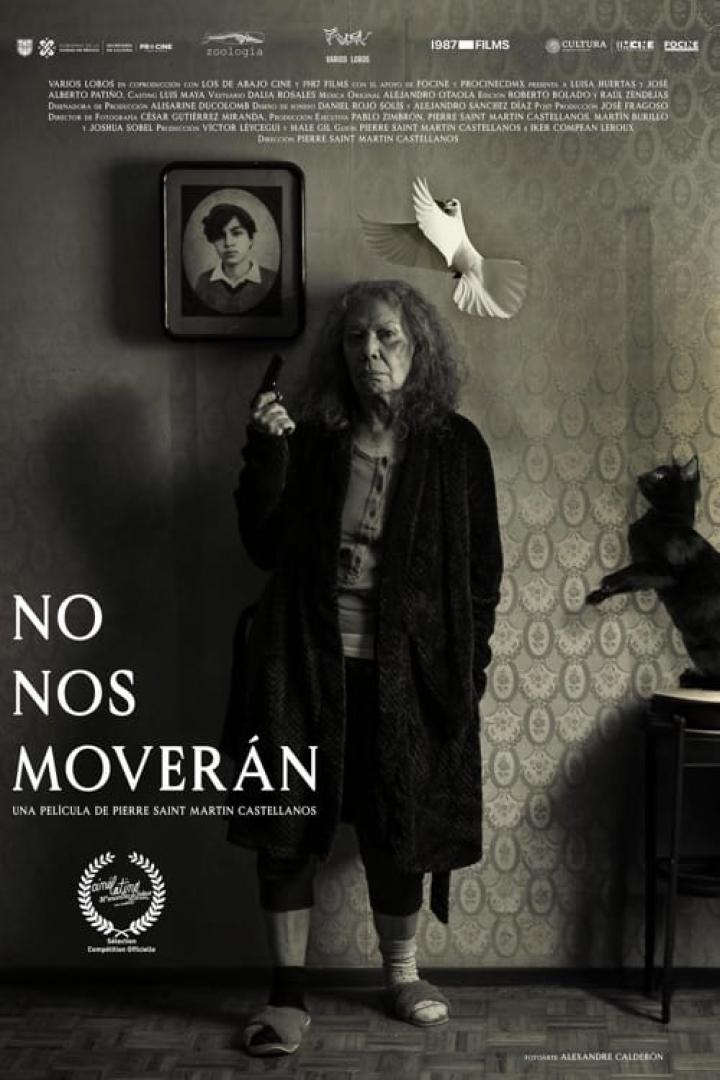 Das Filmplakat zu „No Nos Moverán“ zeigt eine ältere Frau mit einer Pistole in der Hand.