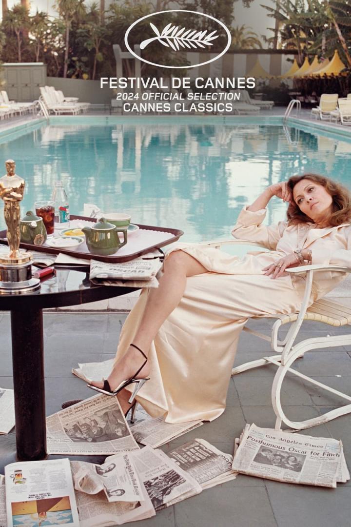 Faye Dunaway entspannt 1977 am Pool des Beverly Hills Hotels mit einem Oscar und Zeitungen.