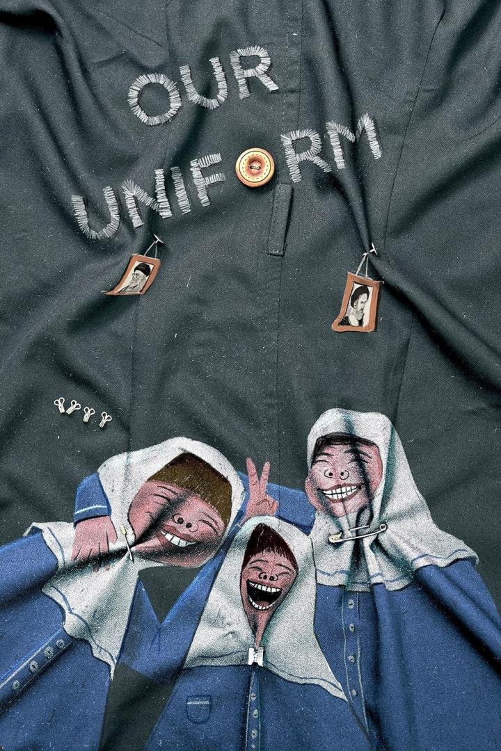 Eine Uniform mit der Aufschrift „Our Uniform“ und Zeichnungen von drei Mädchen mit Kopftüchern.
