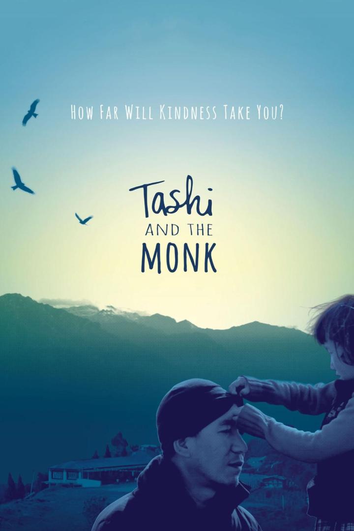 Das Filmplakat für „Tashi and the Monk“ zeigt einen Mann, dem ein Kind die Mütze zurechtrückt.