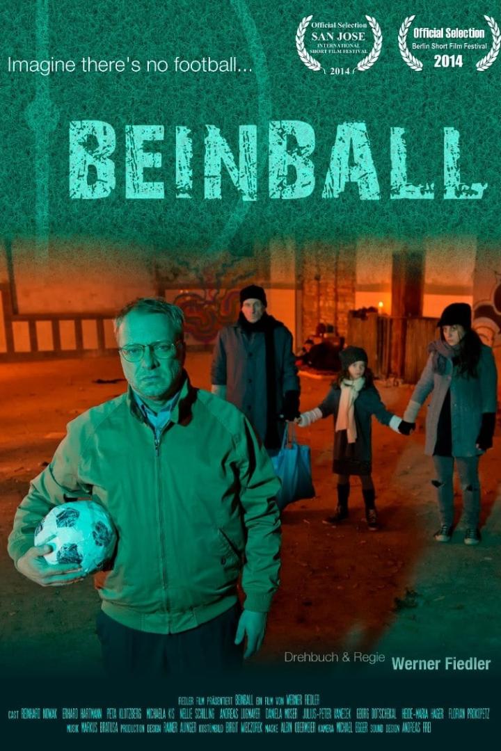 Das Filmplakat für „Beinball“ zeigt einen Mann mit einem Fußball und drei weitere Personen im Hintergrund.