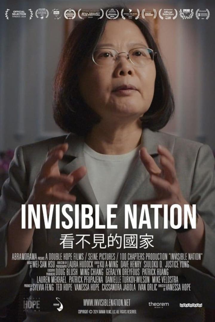 Das Filmplakat für „Invisible Nation“ zeigt Tsai Ing-wen, die über Taiwan spricht.