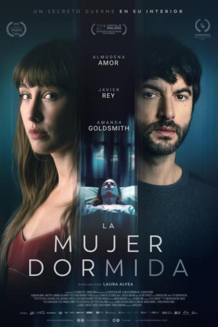 Das Filmplakat für „La Mujer Dormida“ zeigt Almudena Amor, Javier Rey und Amanda Goldsmith.