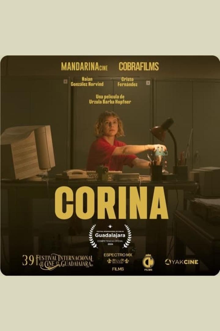Das Filmplakat für „Corina“ zeigt eine Frau an einem Schreibtisch mit einem alten Computer.