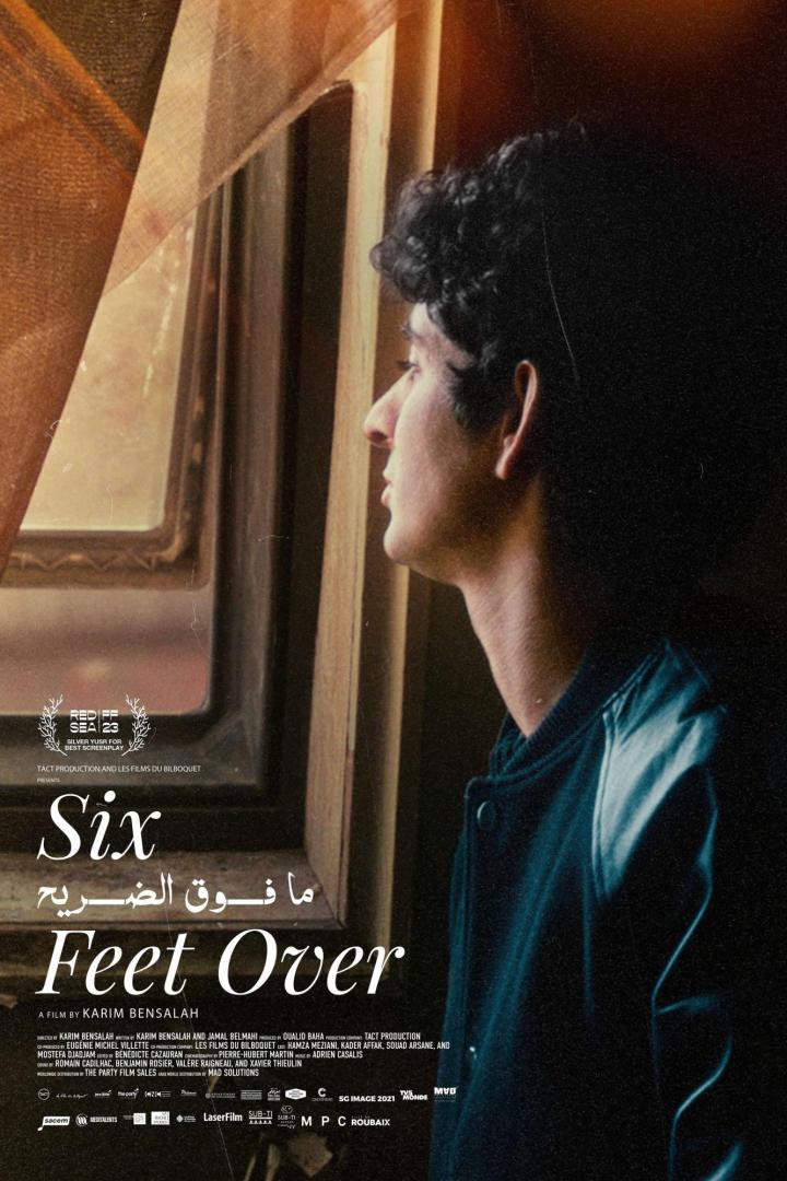 Ein junger Mann blickt aus dem Fenster, Filmplakat für „Six Feet Over“.