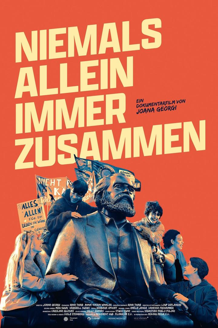 Das Filmplakat für „Niemals Allein Immer Zusammen“ zeigt eine Karl-Marx-Statue mit jungen Menschen.
