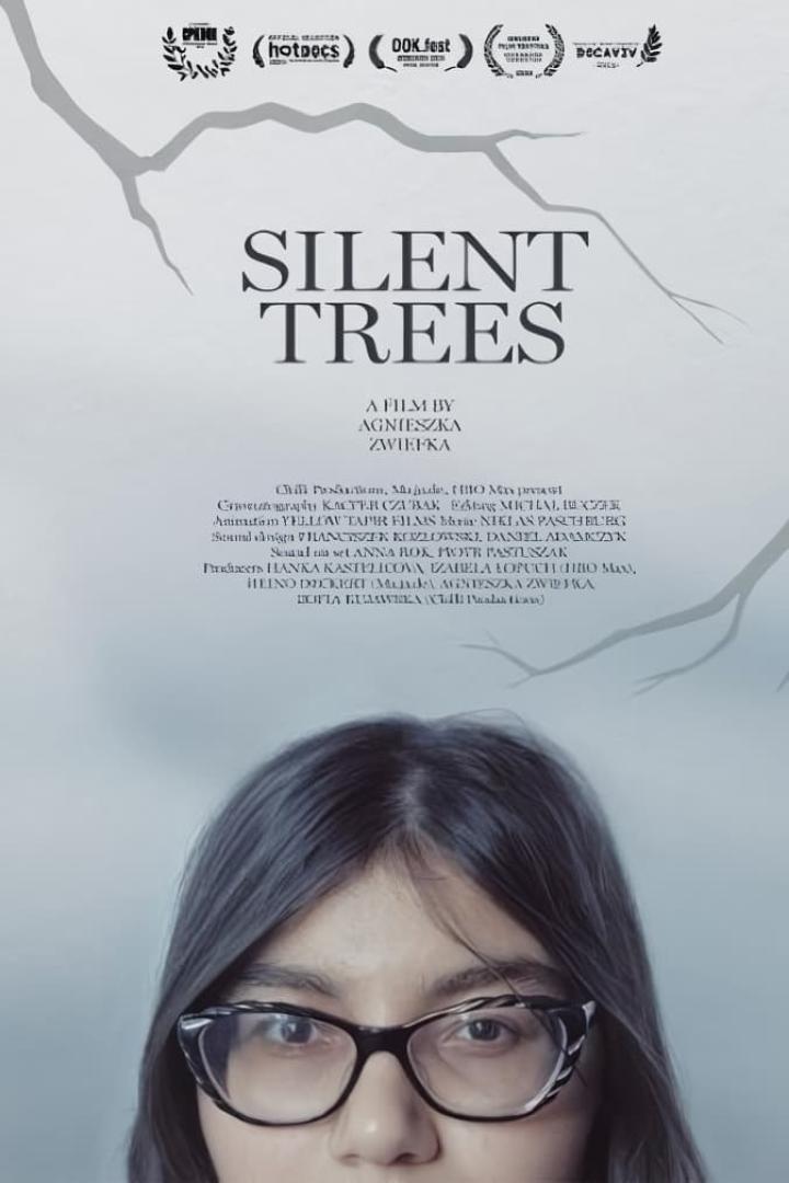 Das Filmplakat für „Silent Trees“ zeigt das Gesicht einer jungen Frau mit Brille.