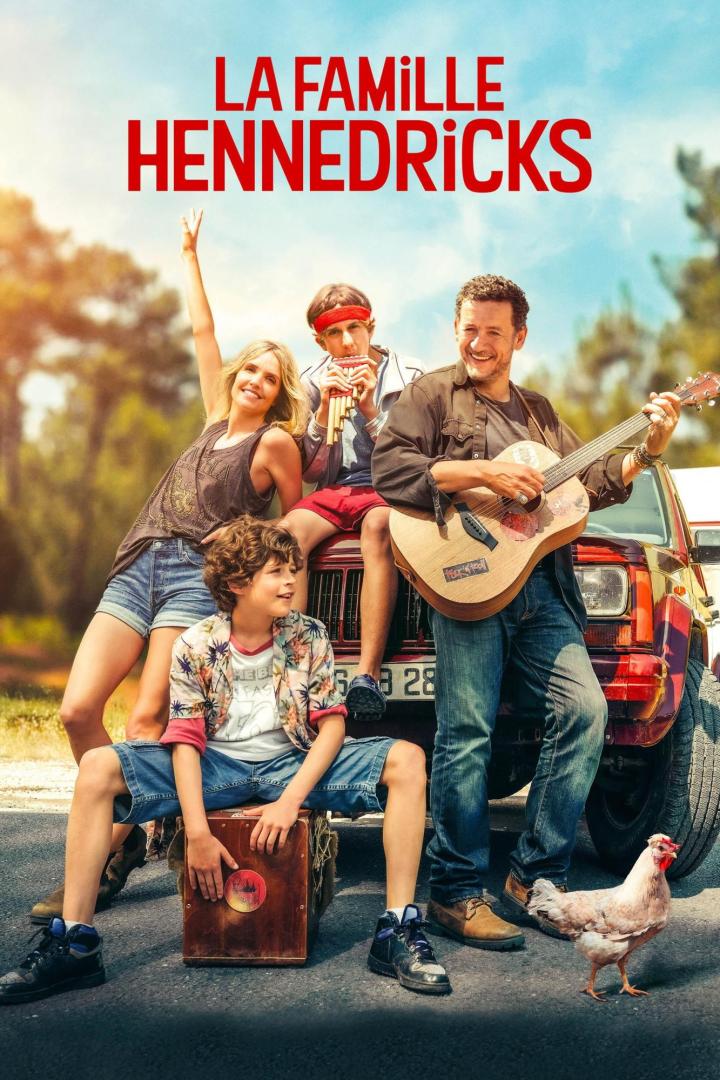 Das Filmplakat für „La Famille Hennedricks“ zeigt eine Familie mit Gitarre und Panflöte vor einem roten Auto, dazu ein Huhn.