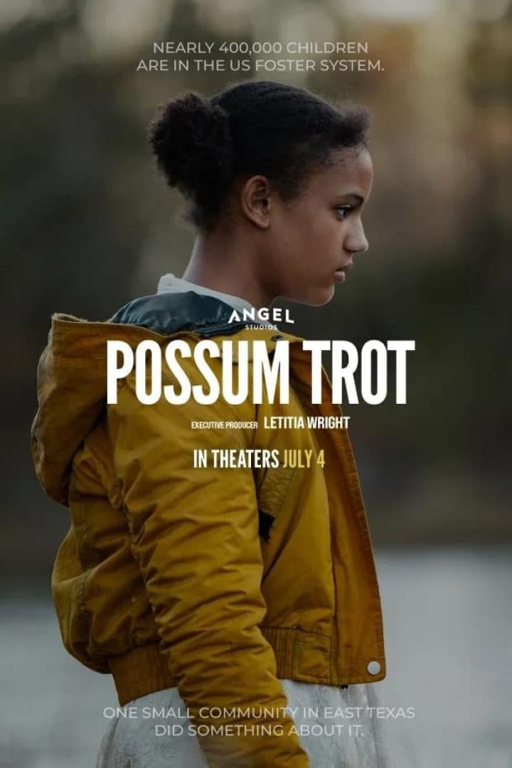 Das Filmplakat für „Possum Trot“ zeigt ein junges Mädchen in einer gelben Jacke.