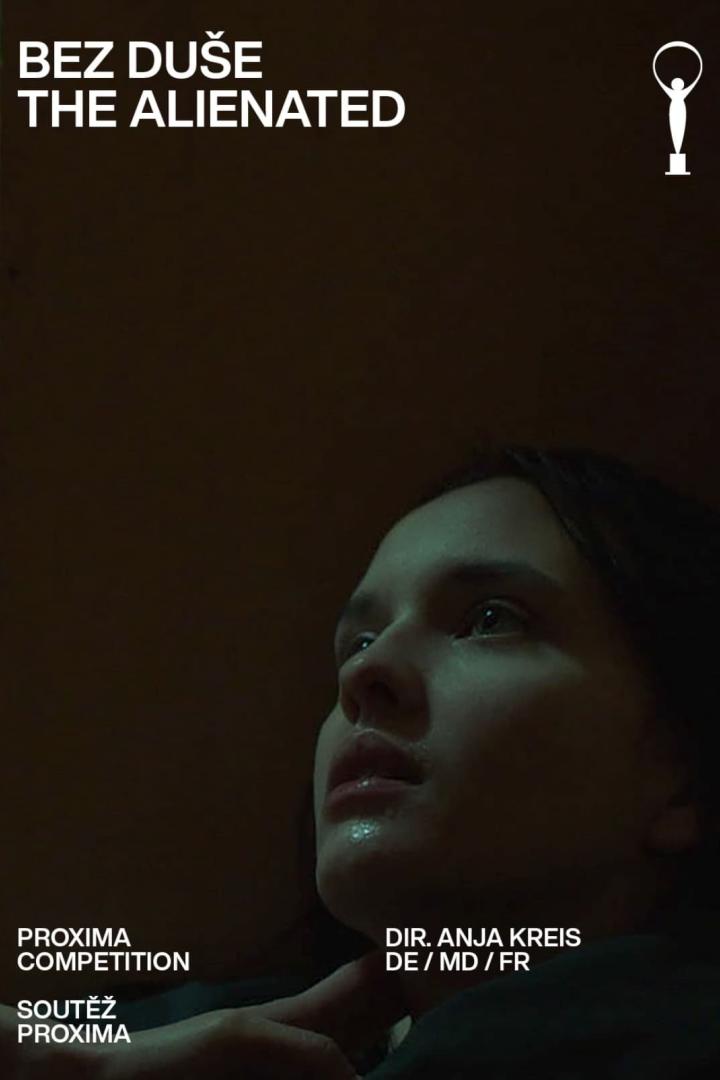 Das Filmplakat für „Bez Duše/The Alienated“ zeigt eine Frau, die nach oben blickt.