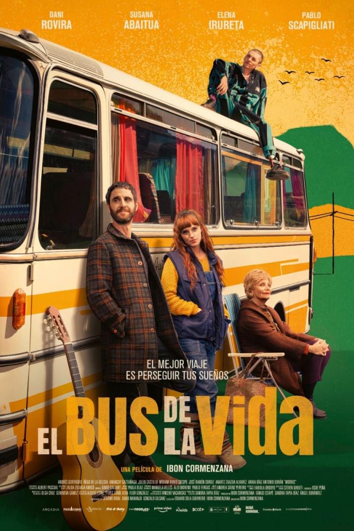 Das Filmplakat für „El Bus de la Vida“ zeigt vier Schauspieler vor einem alten Bus.