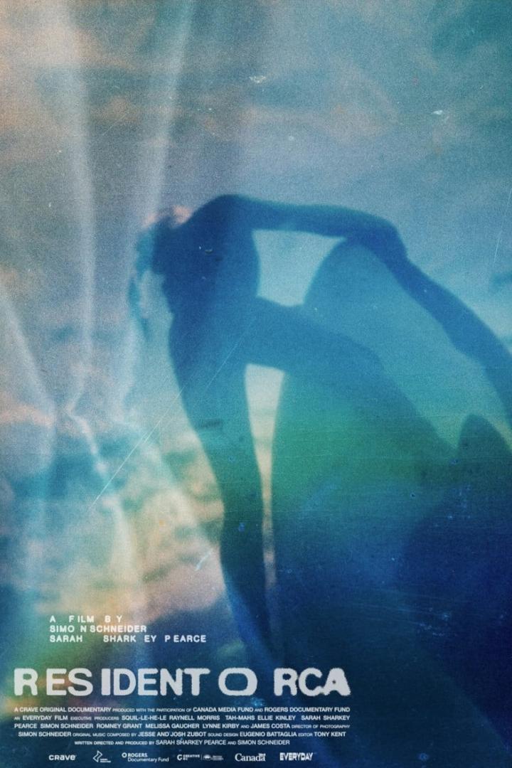 Das Filmplakat für „Resident O RCA“ zeigt eine verschwommene, blaugrüne Silhouette einer Person.