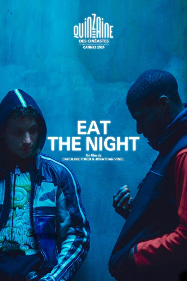Das Filmplakat für „Eat the Night“ mit zwei jungen Männern vor blauem Hintergrund.