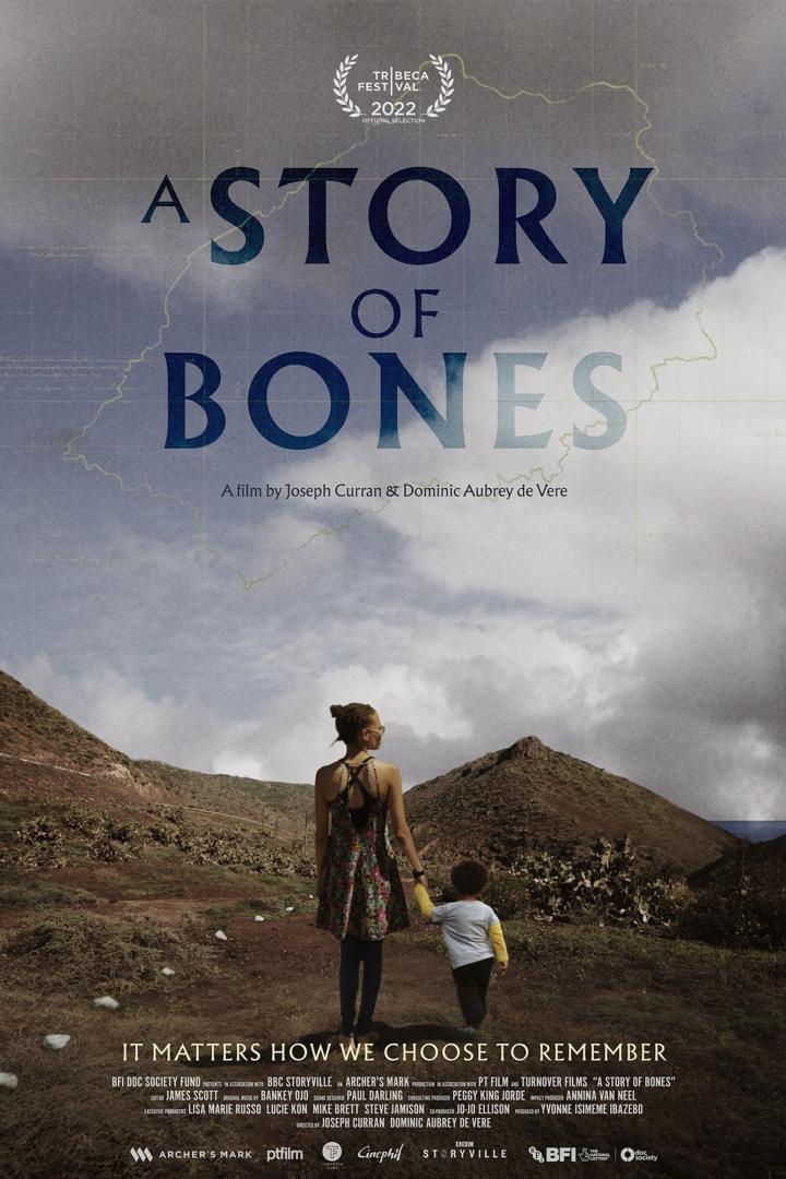 Das Filmplakat für „A Story of Bones“ zeigt eine Frau und ein Kind in einer hügeligen Landschaft.