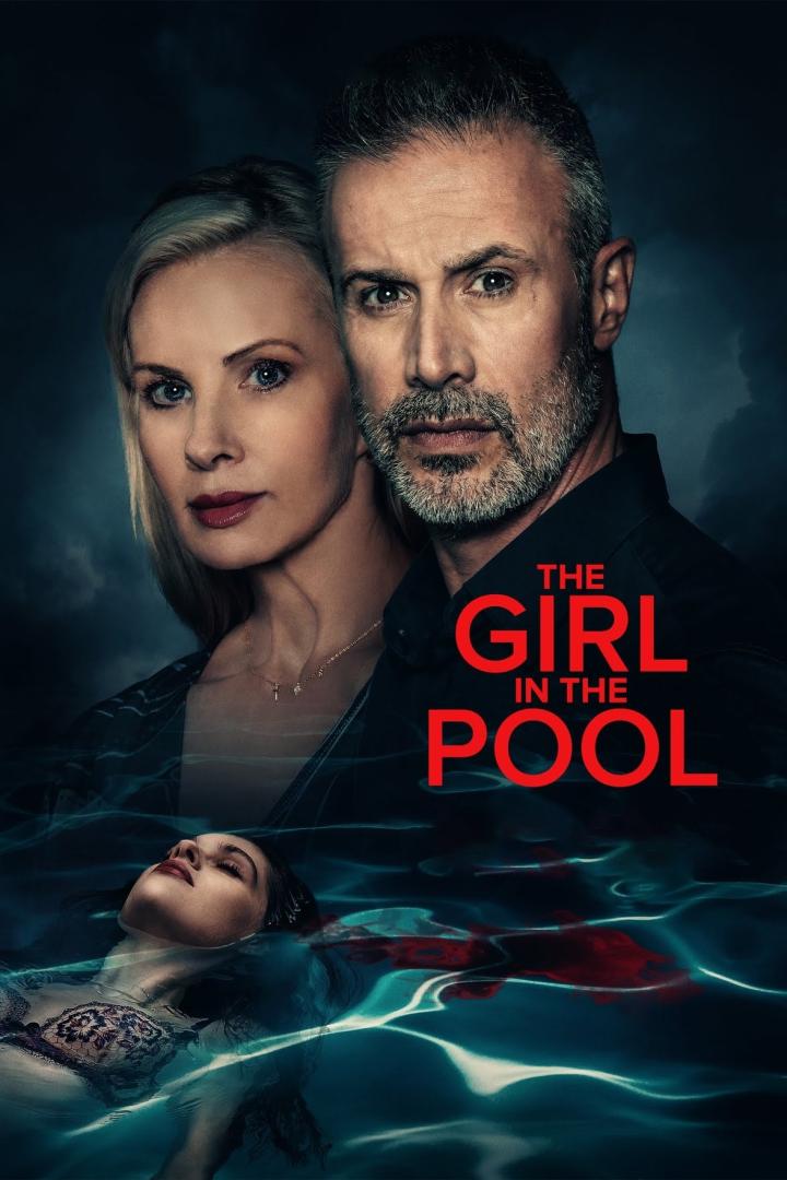 Das Filmplakat für „The Girl in the Pool“ zeigt eine Frau im Wasser und ein Paar im Hintergrund.