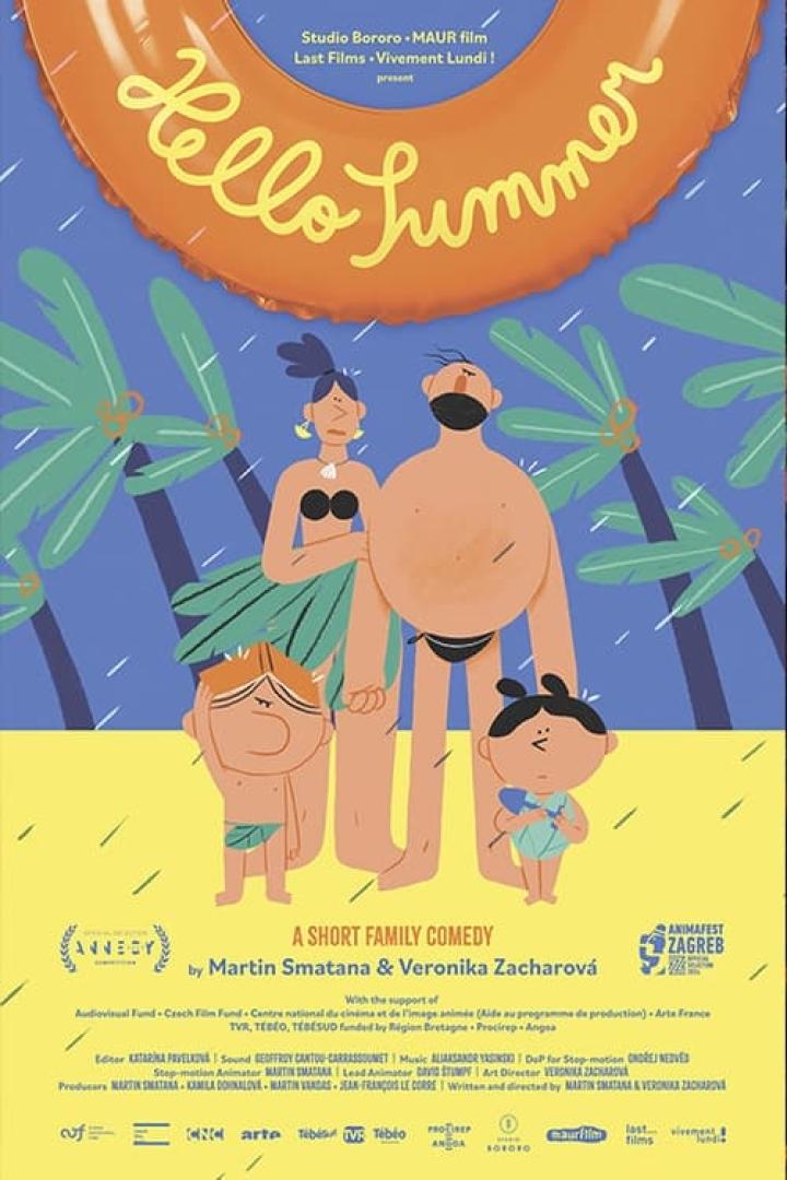 Das Filmplakat für „Hello Summer“ zeigt eine Familie am Strand unter einem gelben Schwimmreifen.