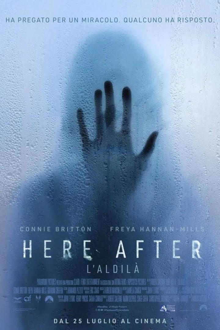 Ein verschwommener Handabdruck auf einer beschlagenen Glasscheibe, Filmposter „Here After“.