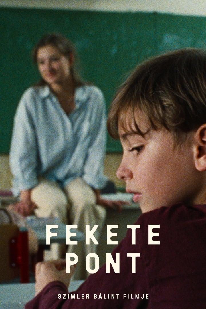 Ein Junge sitzt im Klassenzimmer, im Hintergrund eine Lehrerin; Filmposter „Fekete Pont“.