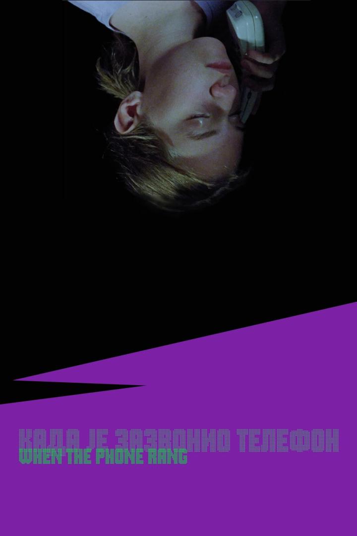 Eine junge Frau hält ein Telefon an ihr Ohr.