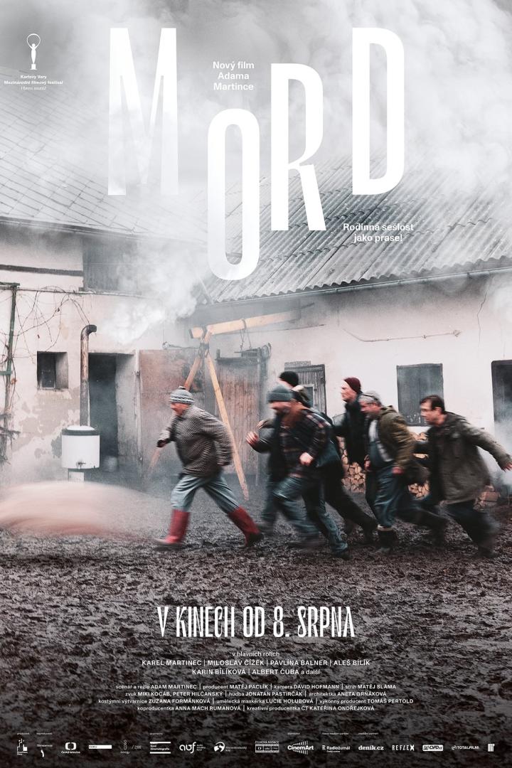 Das Filmplakat für „Mord“ zeigt eine Gruppe Männer, die durch schlammiges Gelände rennen.